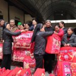 Caritas Vinh: Tặng chăn ấm cho bà con miền núi