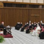 Hồng y Cantalamessa biện hộ để Giáo Hội đi ra khỏi vòng kafka