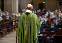 Một linh mục có thể nói chuyện chính trị trong bài giảng lễ không?